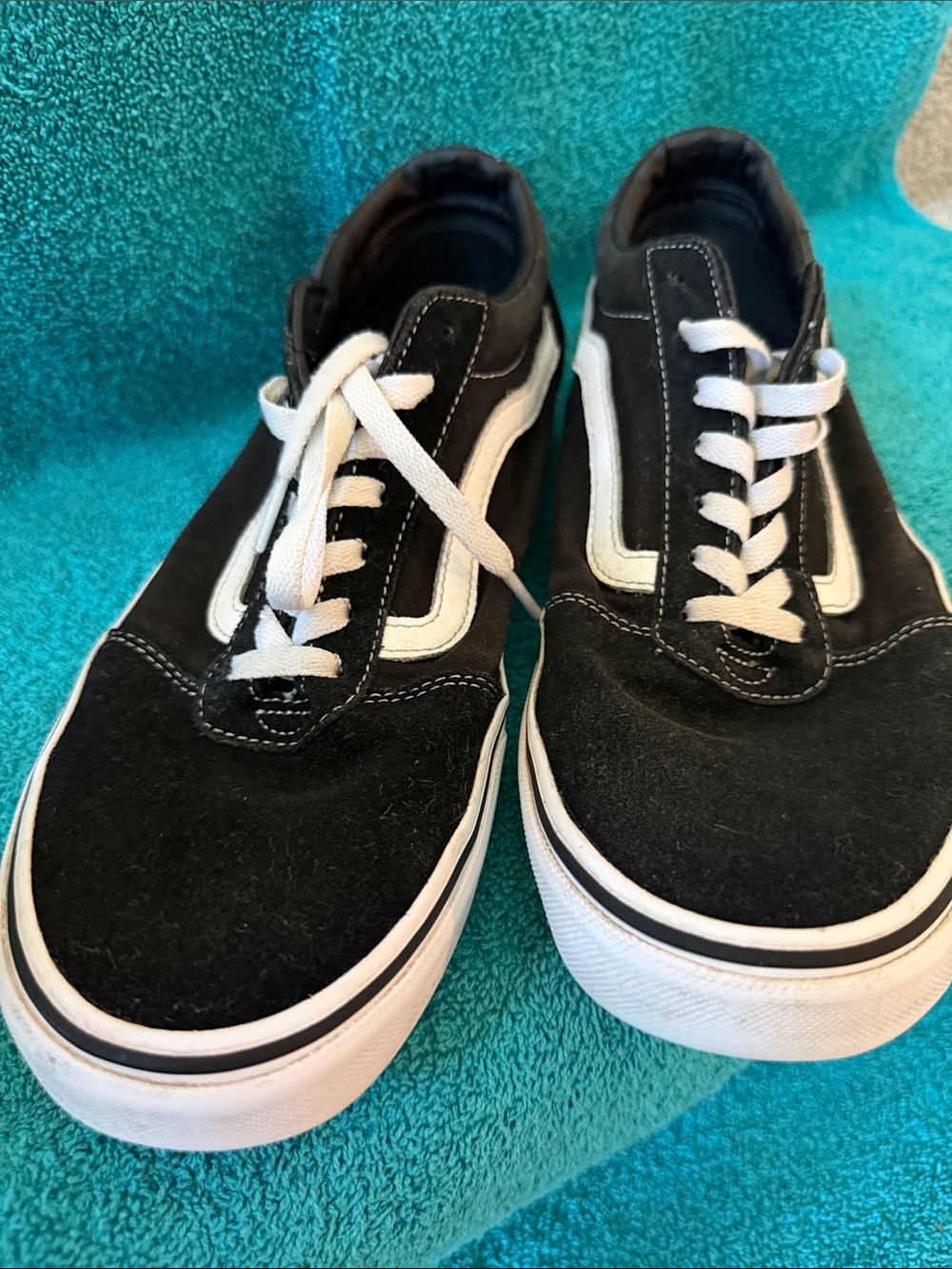 Men's Vans Off the wall Black Suede Skate Sneakers with White Stripe, size 11